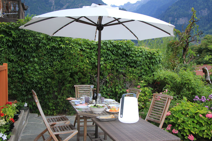 disposer un parasol sur une table déjà dréssé, un jeu d'enfant