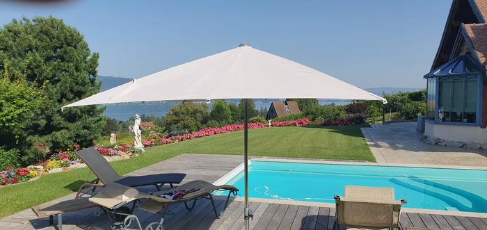 Une piscine, un parasol, deux chaises longues what else (NB piscine vendue séparément)