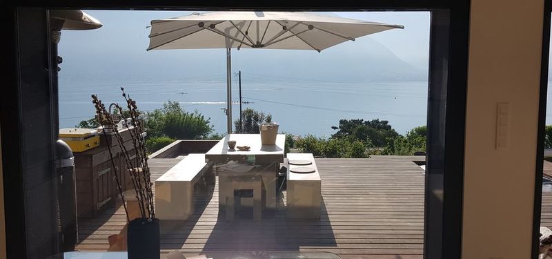 Une toile de parasol est-elle imperméable ?