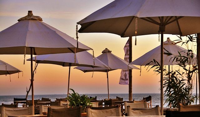 Pied de parasol : eau ou sable ?