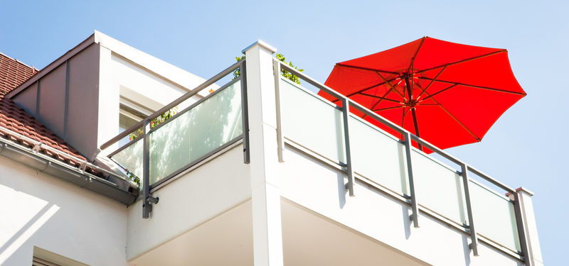 Comment fixer un parasol sur un balcon ?