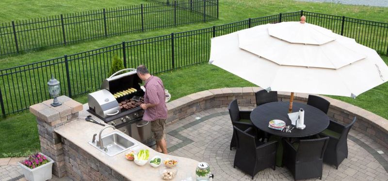 Comment faire tenir un parasol sans pied ?