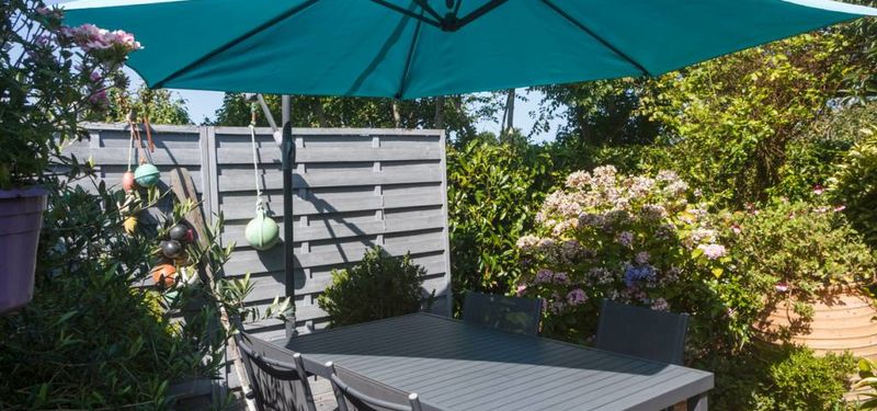 Comment orienter un parasol déporté ?