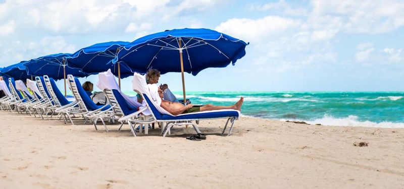 Est-ce que l'on bronze sous un parasol ?