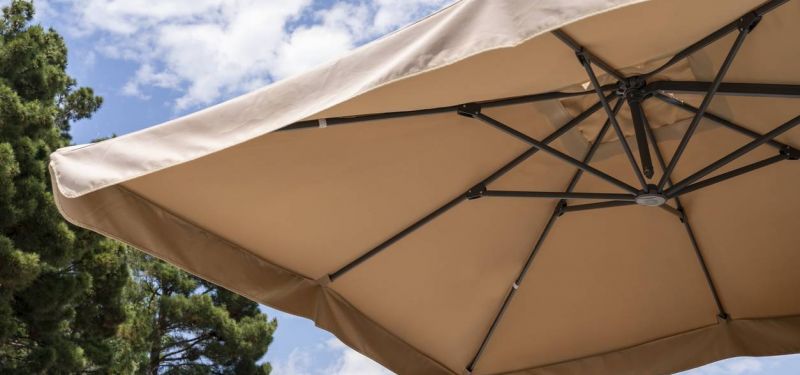 Quelle est la différence entre un parasol de marché (forain) et un parasol géant ?