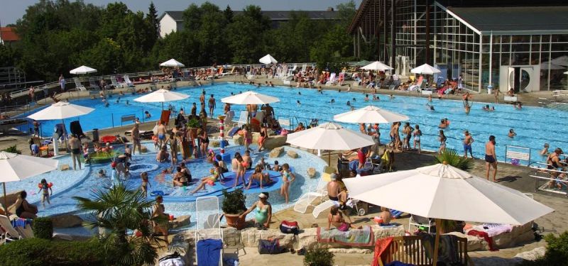 Quel parasol choisir pour la piscine de son hôtel ?