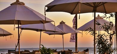 Pied de parasol : eau ou sable ?