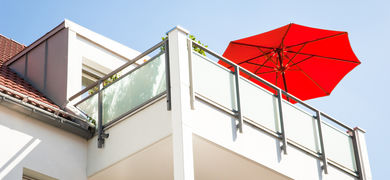 Comment fixer un parasol sur un balcon ?