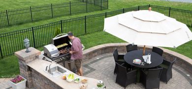 Comment faire tenir un parasol sans pied ?
