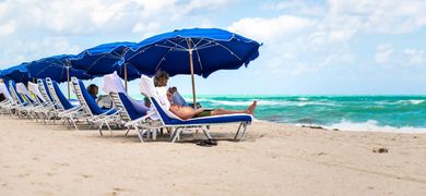 Est-ce que l'on bronze sous un parasol ?