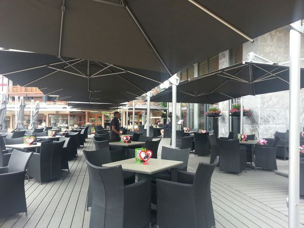 Parasol Helios Le parasol inclinable et déporté parfait pour tous les styles d'extérieurs