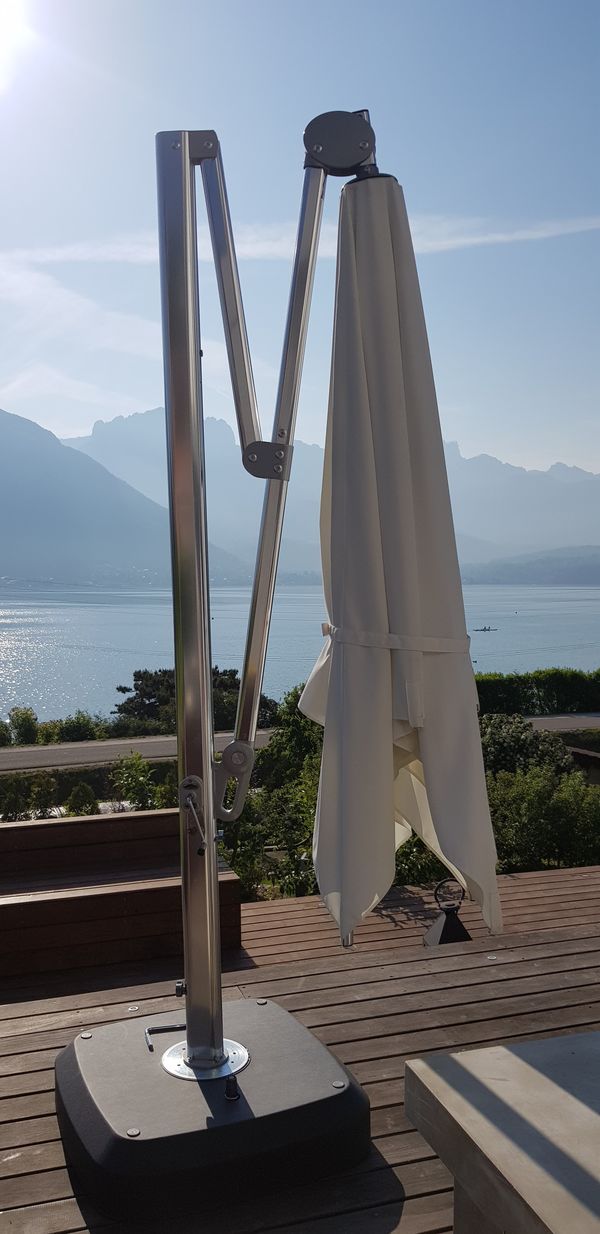 Parasol Sunflower + Base + housse Le parasol carré déporté luxueux et robuste