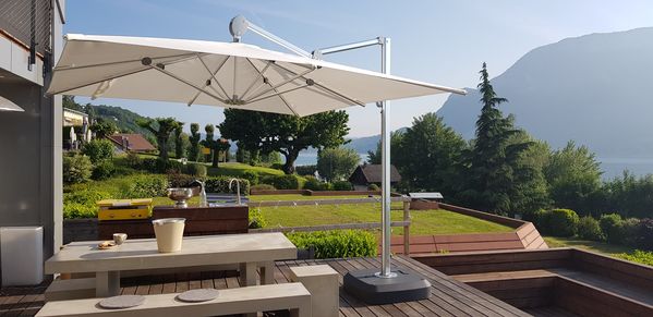 Parasol Sunflower + Base + housse Le parasol carré déporté luxueux et robuste
