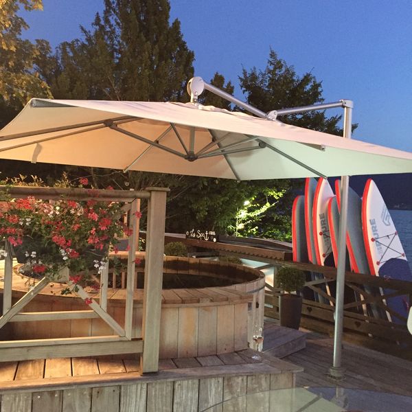 Parasol Helios Le parasol inclinable et déporté parfait pour tous les styles d'extérieurs