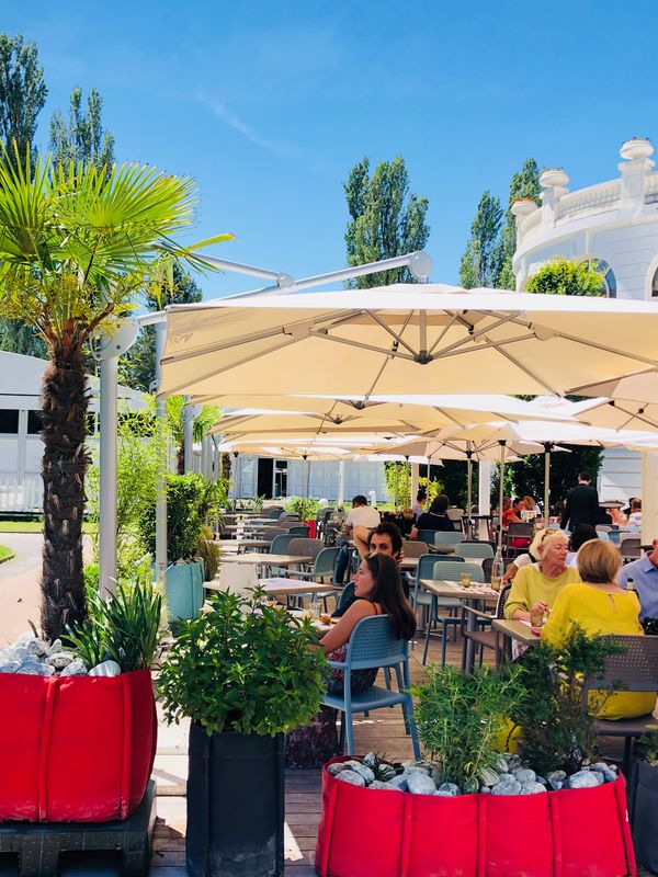Parasol Helios Le parasol inclinable et déporté parfait pour tous les styles d'extérieurs