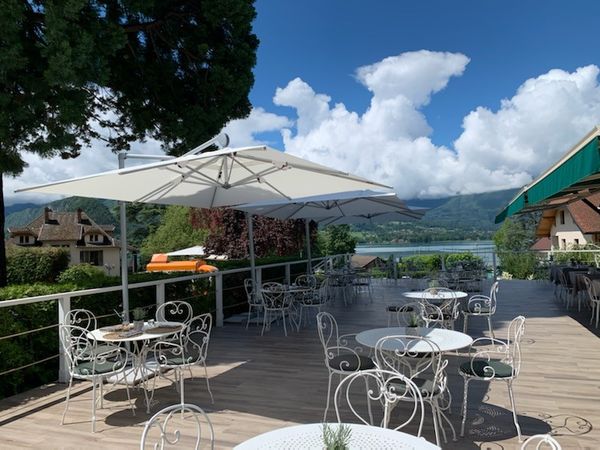 Parasol Helios Le parasol inclinable et déporté parfait pour tous les styles d'extérieurs