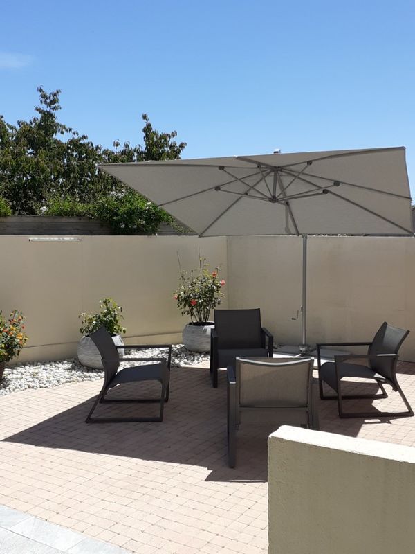 Parasol Helios Le parasol inclinable et déporté parfait pour tous les styles d'extérieurs